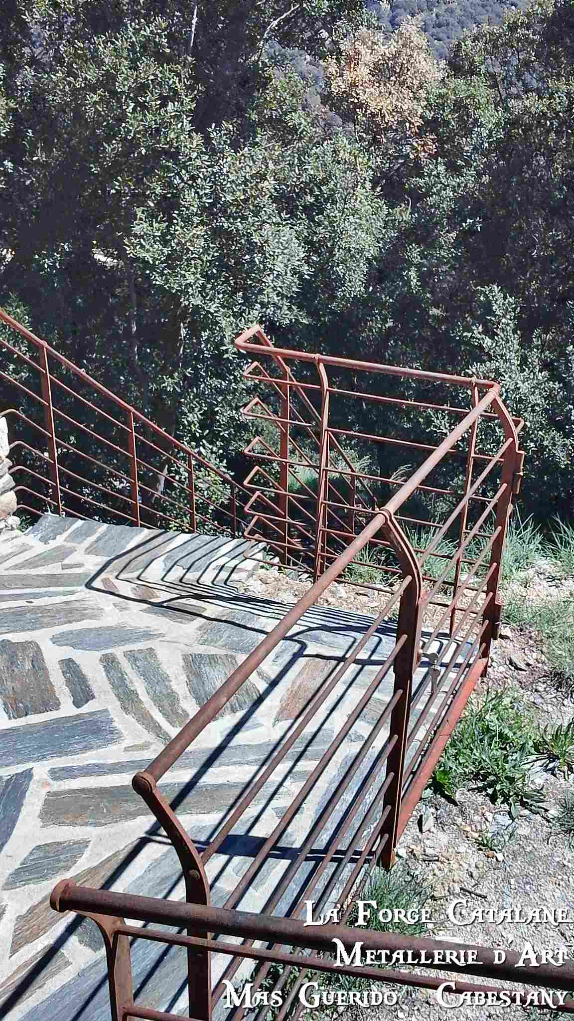 rehausse cloture lisses horizontales poteaux avec main courante retour vers l interieur forge catalane 2.jpg